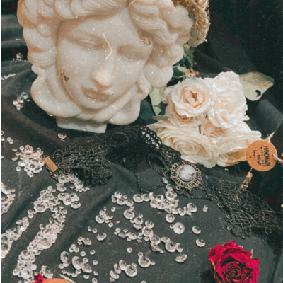 Medusa – Sculptural Goddess Candle