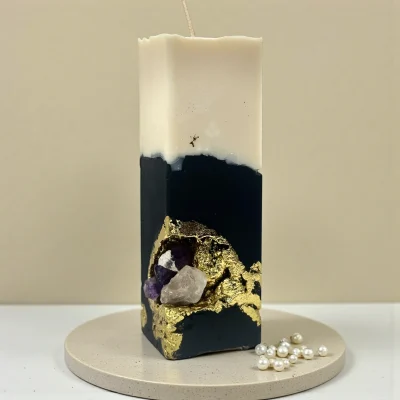 Dark Crystal Geode Candle – Handmade Black & Gold Soy Candle A dark luxury candle inspired by raw earth, gold veins and crystal energy.